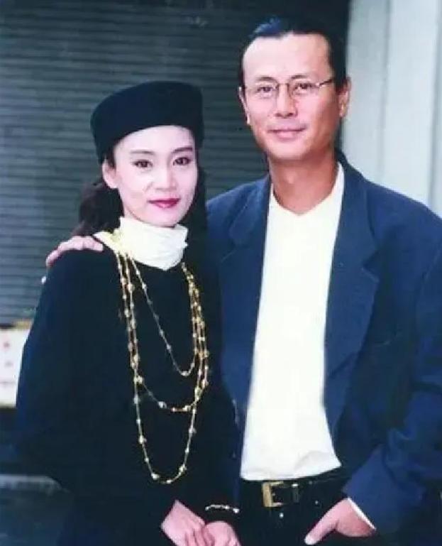 1997年，刘雪华38岁那年，有了刘德凯的宝宝，开心的她正在筹备婚礼，突然接到了
