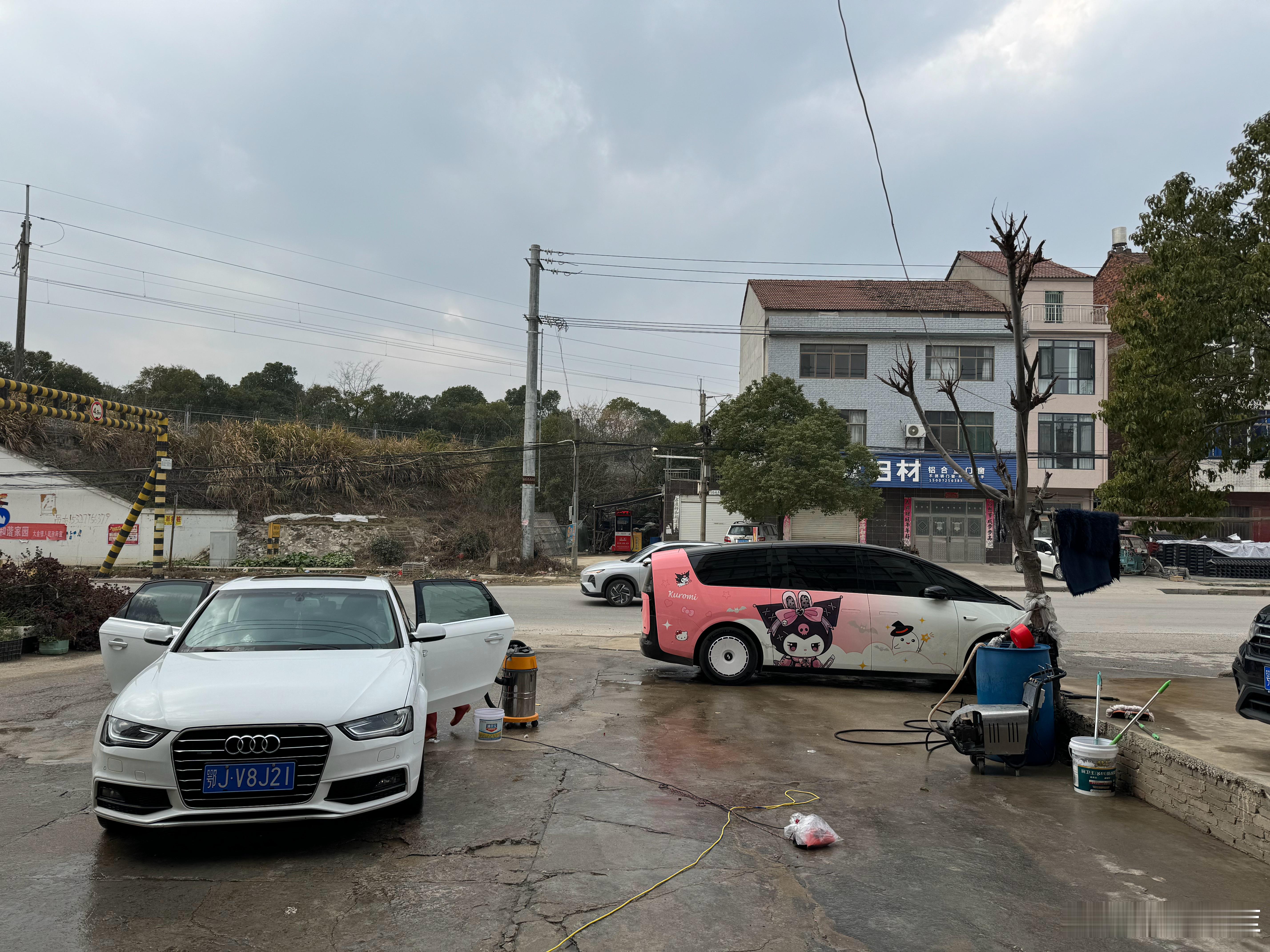 洗车80拿了个鸡我问了一下价格又不好意思拒绝只能硬着头皮洗个车