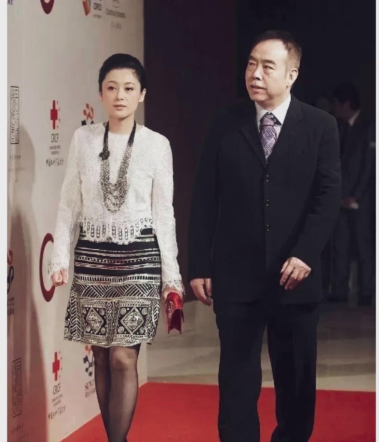 陈凯歌与夫人陈红一起走红毯的同框照，那时候的陈红确实美丽，花容玉貌，身材苗条。俩