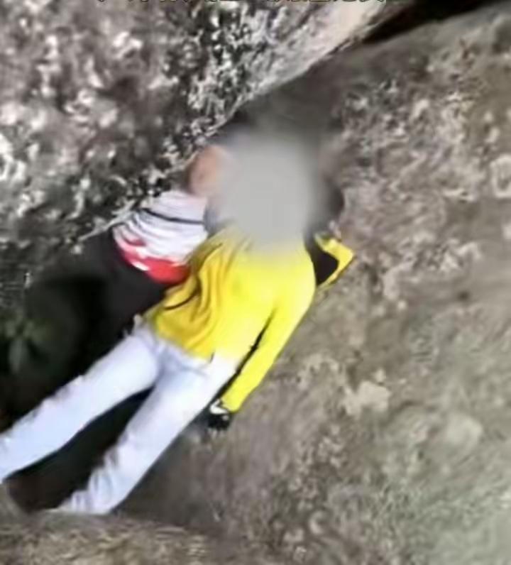 奉劝大家一句在野外不要自己作死江西南昌一女子和朋友爬山，中途忽然突发