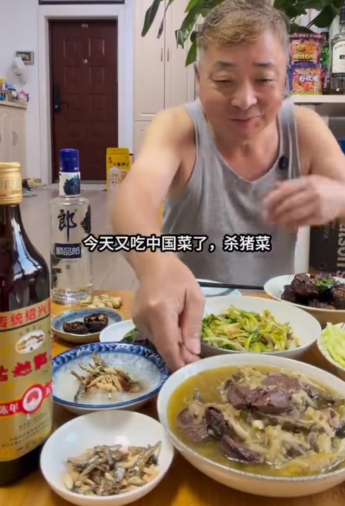 原来日本人也不喜欢吃猫食，定居中国吃杀猪菜大吃大喝，一顿饭要七八个菜，这要是在日