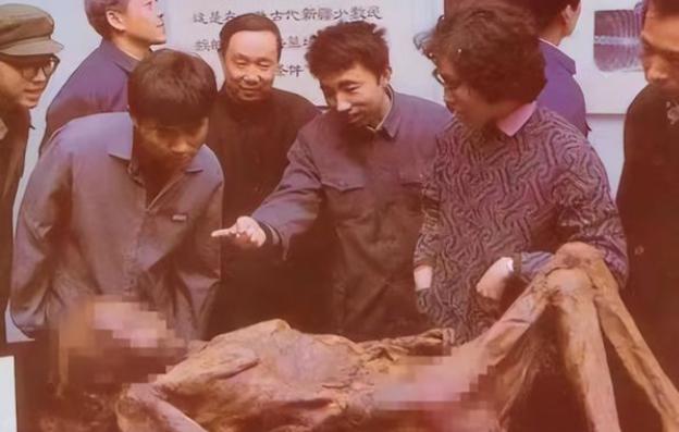 1994年，湖北荆门一座古墓被盗，专家们发现一具女尸，大家看过之后怒不可遏，要求