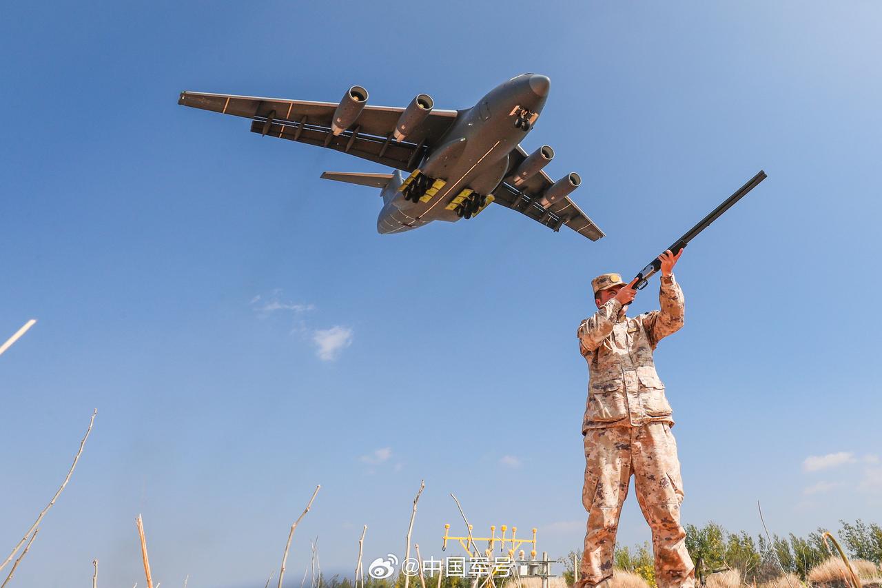 彩云之南地勤为运输机保驾护航，仔细一看老7爷还在