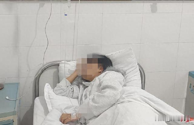 贵州安顺，14岁女初中生在学校里跟同学打架，同学回家告诉家长，没想到同学的家长直