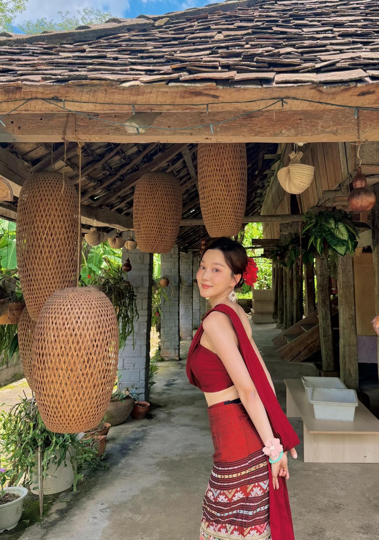 马龙妻子夏露身穿傣族服装，头戴鲜艳的花朵，不但人美，身材也非常好！夏露