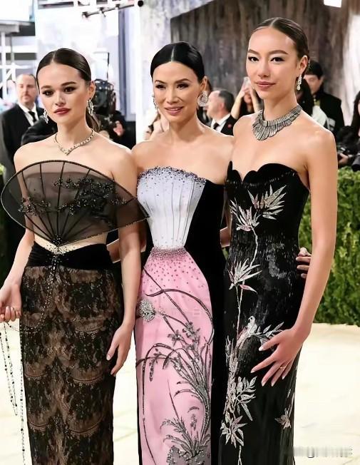 邓文迪人工授精生出来的两个女儿，长得都很标致，遗传了前夫哥优秀的基因，邓文迪真的