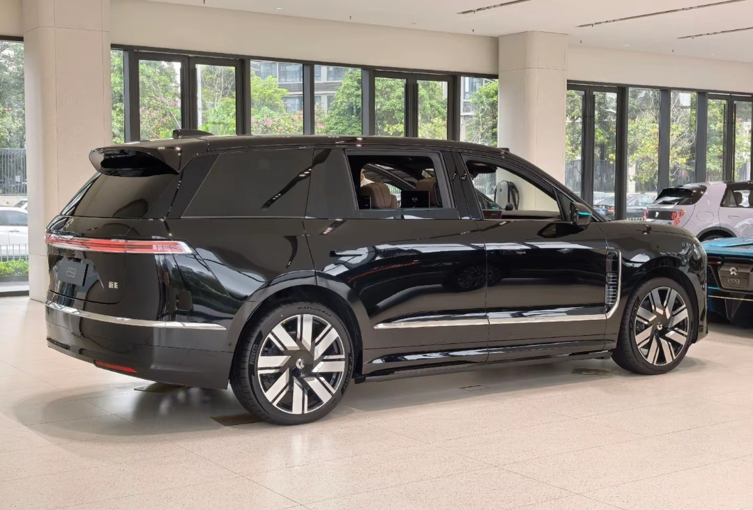 50万级旗舰SUV，要豪华舒适ES9还是性能狂暴极氪9X？ES952.8万起，