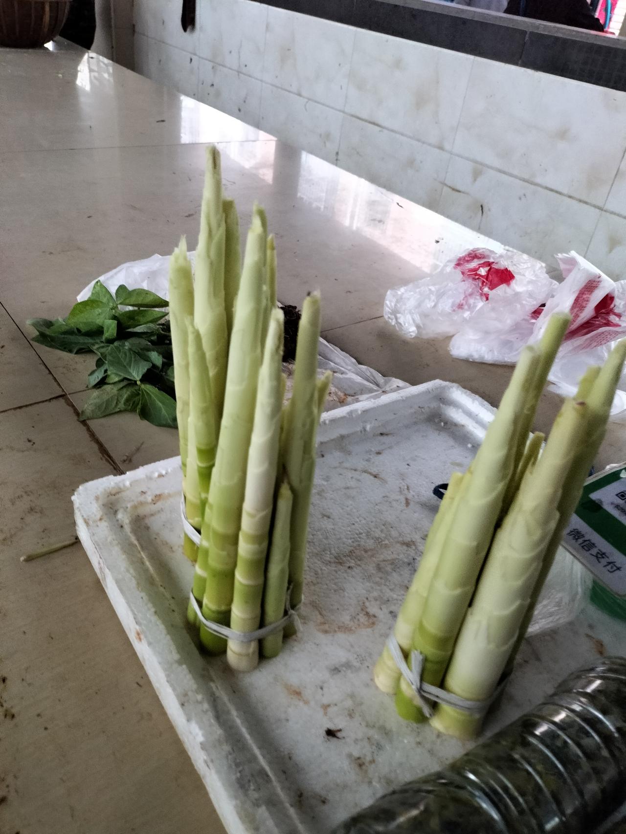 我今天去菜市场买春笋吃，没有剥皮的是1元5一斤，剥皮的是3元钱一把，大家猜猜我会