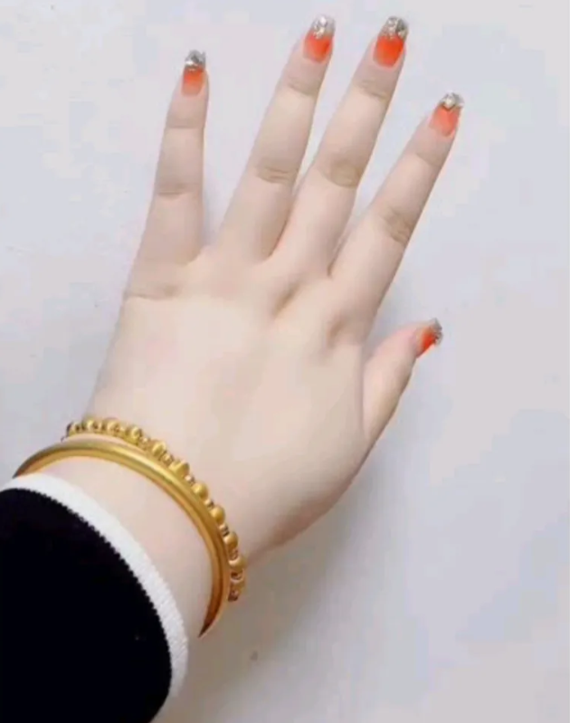 一女子在网上晒出了自己老公“精心养护”的双手。有人调侃，这样的一双手，如果老公年