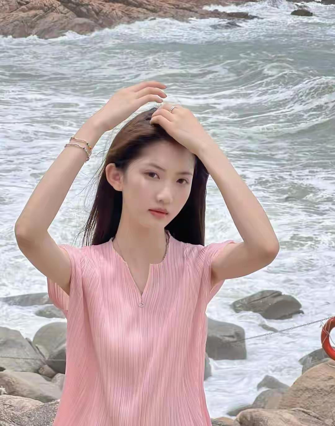 海边少女，粉裙飘逸，海风轻拂，温柔时光。温柔白裙少女