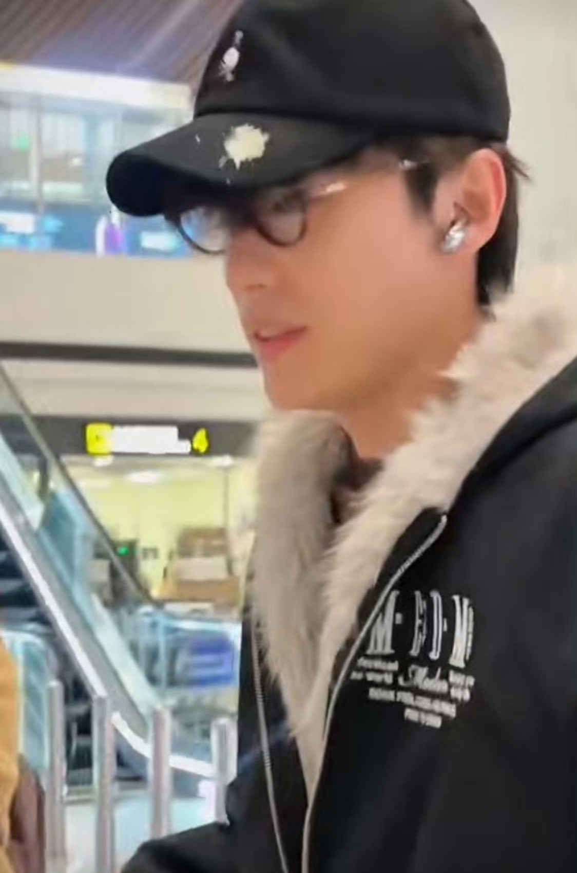 代旭的耳机戴出了耳钉的感觉张唯一：我戴的时候你们不是这么说的