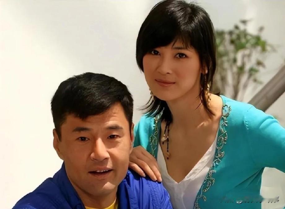 于荣光怎么也想不通，结婚35年以来，他零绯闻，钱他赚、饭他做，十分宠爱妻子，但2