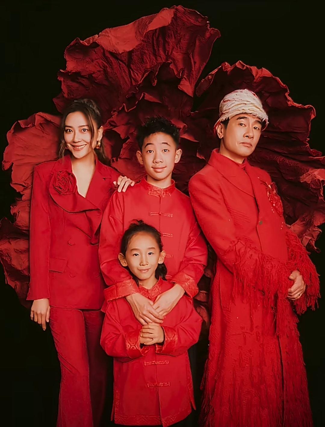 应采儿晒全家福太绝！陈小春父子三人共用一张脸，一家四口很温馨