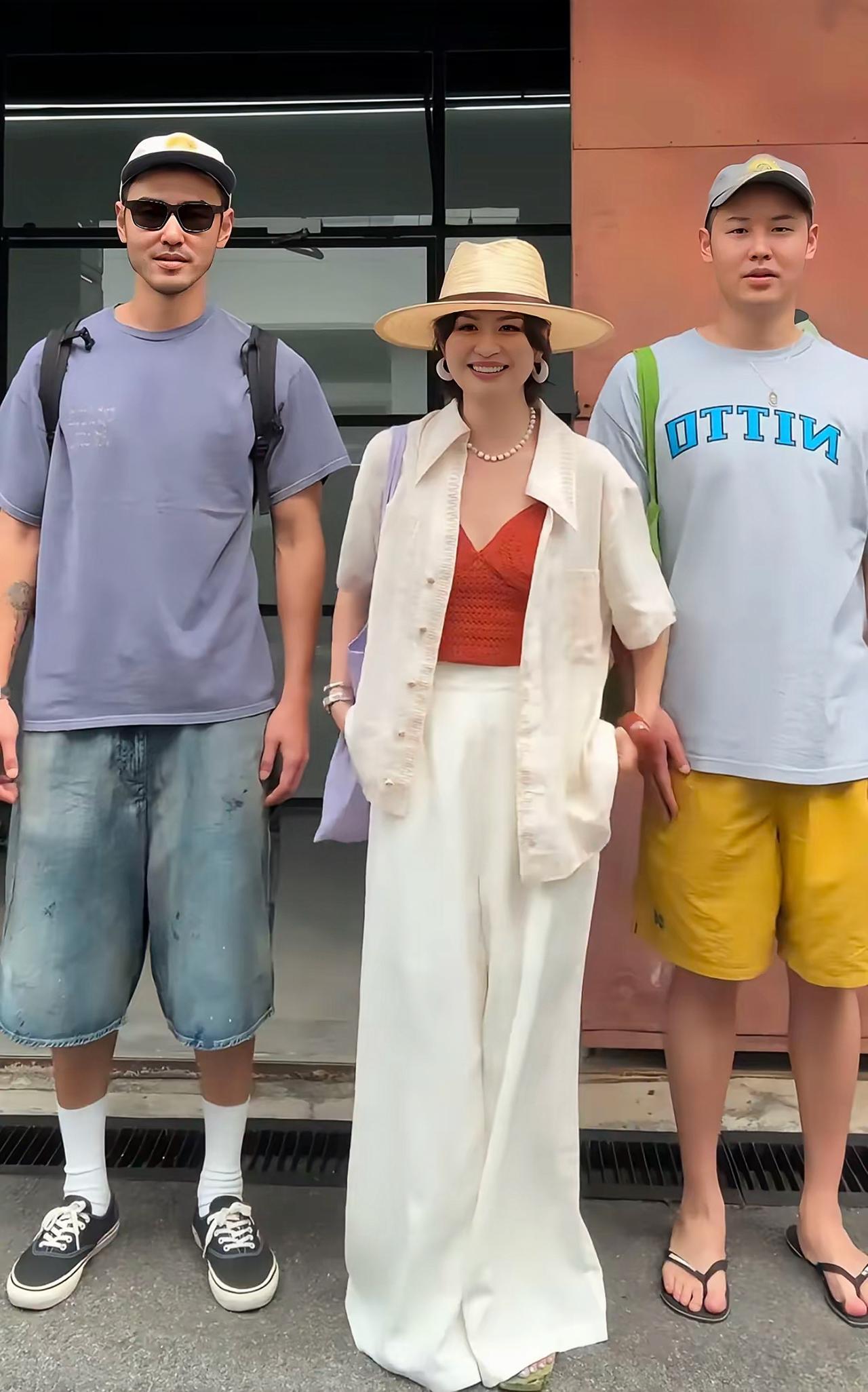 近日，阮经天和弟弟、弟媳妇一起到泰国曼谷游玩，他的心情真的好nice啊。阮经