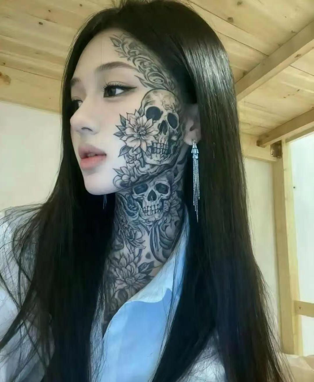 我说这位纹身的妹子，你这身材、脸蛋、皮肤样样都拔尖，条件是真的好，怎么就想着去纹