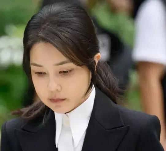 尹锡悦入狱，我不意外。金建希被逮捕，我也不意外。但让我最意外的是，金建希出庭