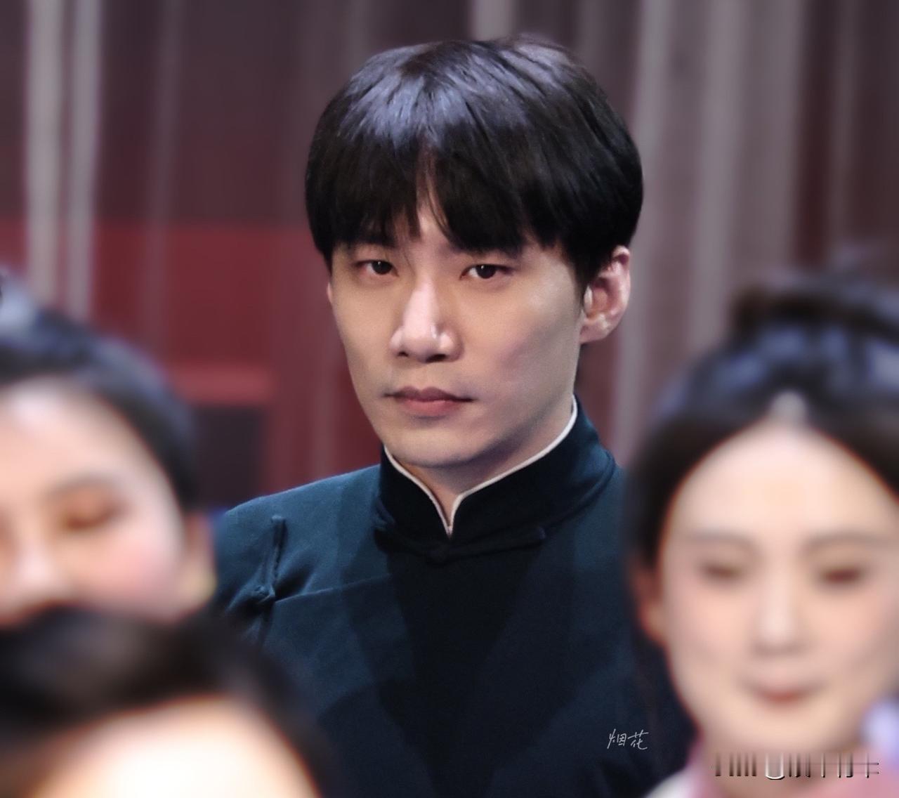 查了一下何九华的身份，才知道王鸥为什么能看上这个其貌不扬的男人。人家可是北京土著