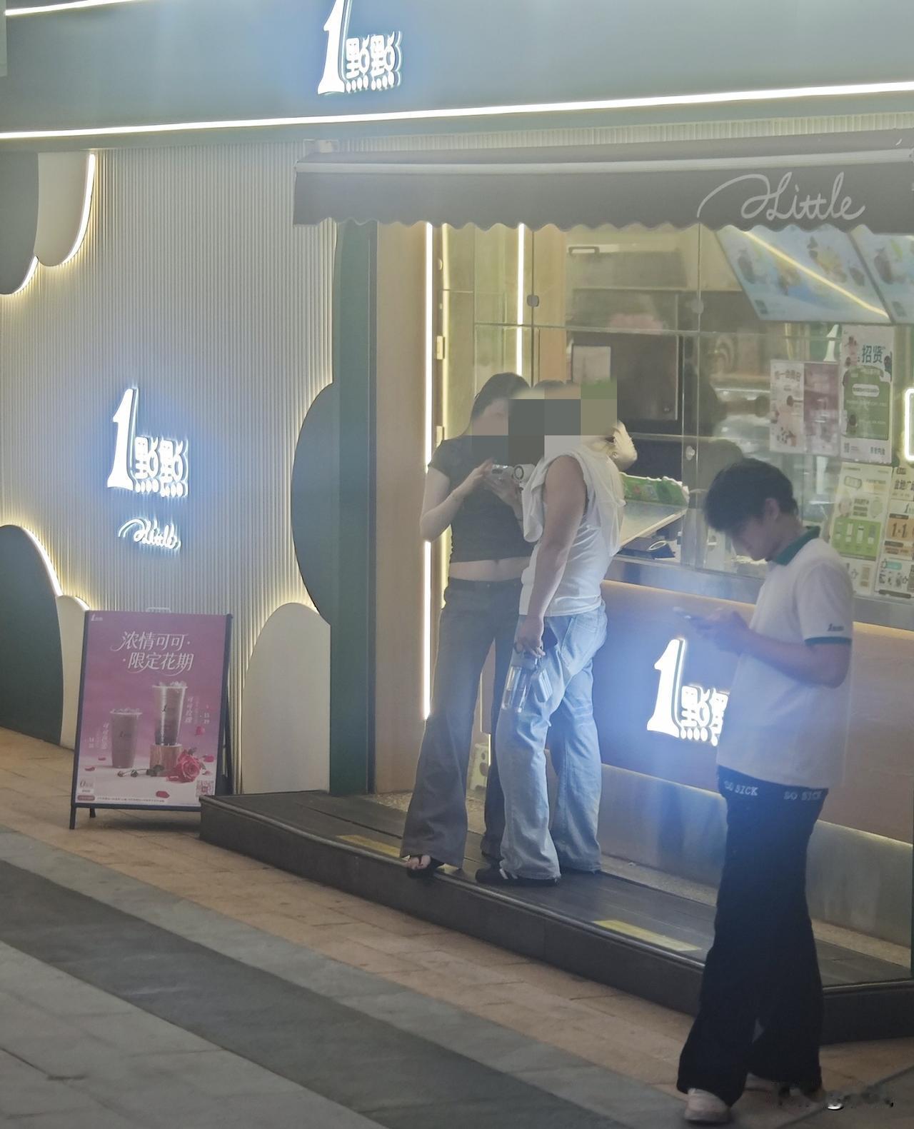 假如你儿子找了个这样的女孩回家，你是接受还是反对？穿着露肚脐装，肚皮上还纹有纹