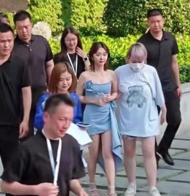 谭松韵是真的不高，穿了这么高的高跟鞋才跟旁边美女差不多高