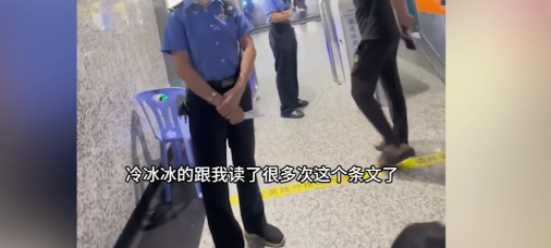 “彻底解释不清了！”8月10日，福建龙岩，一女子带着自己的4个孩子坐列车回家，谁