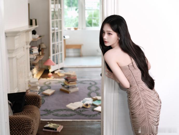 金鹤龙给李一桐化的紫雾香绯妆缥缈如梦的紫雾香绯妆，色彩搭配极具巧思。金鹤龙不刻意