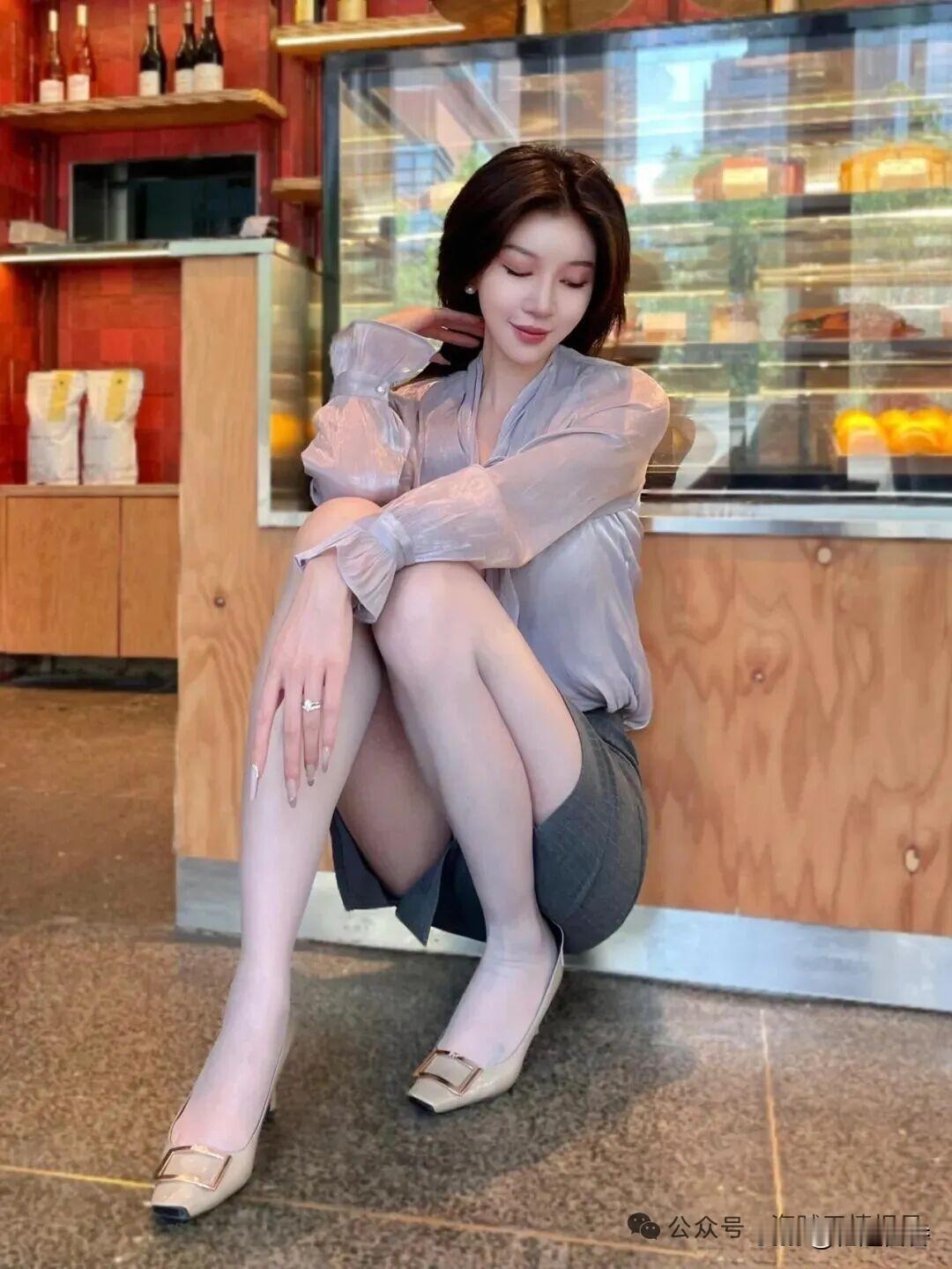 优雅咖啡馆里，温柔少女轻倚柜台，静享时光。