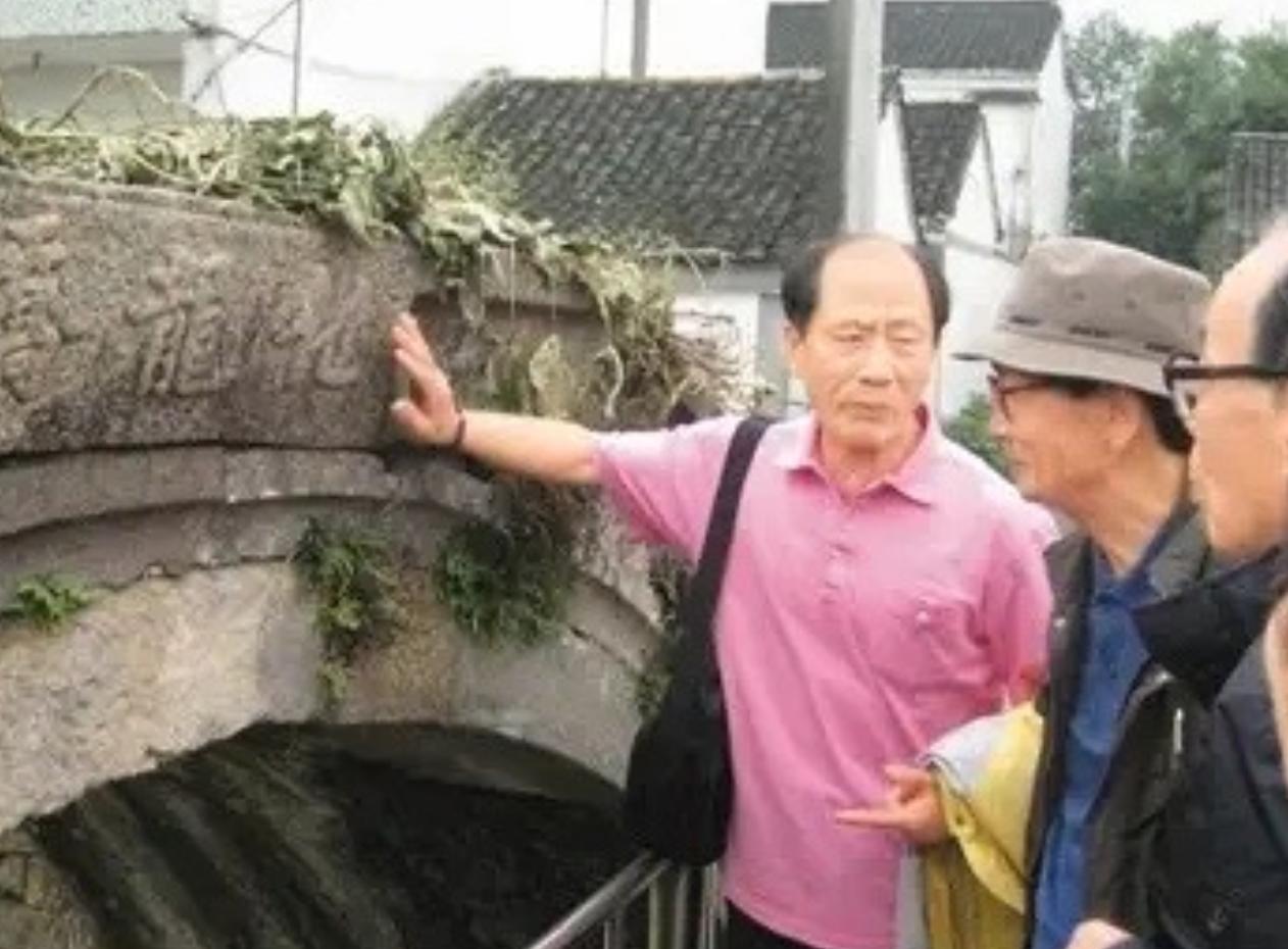 一群韩国老人跪在浙江湖州的古桥边嚎啕大哭，只因桥名和族谱上记载的一模一样，化龙、