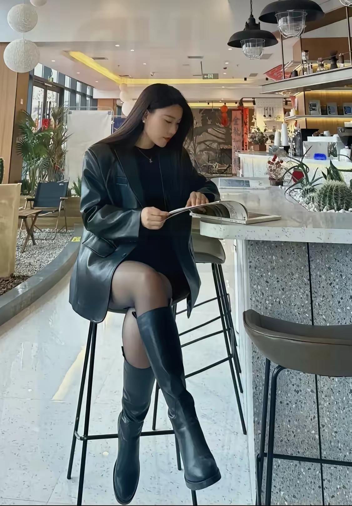 南方这时还要穿着短袖短裤的，而在北方地区，已经是穿大衣穿大靴子了，主打就是一个冷