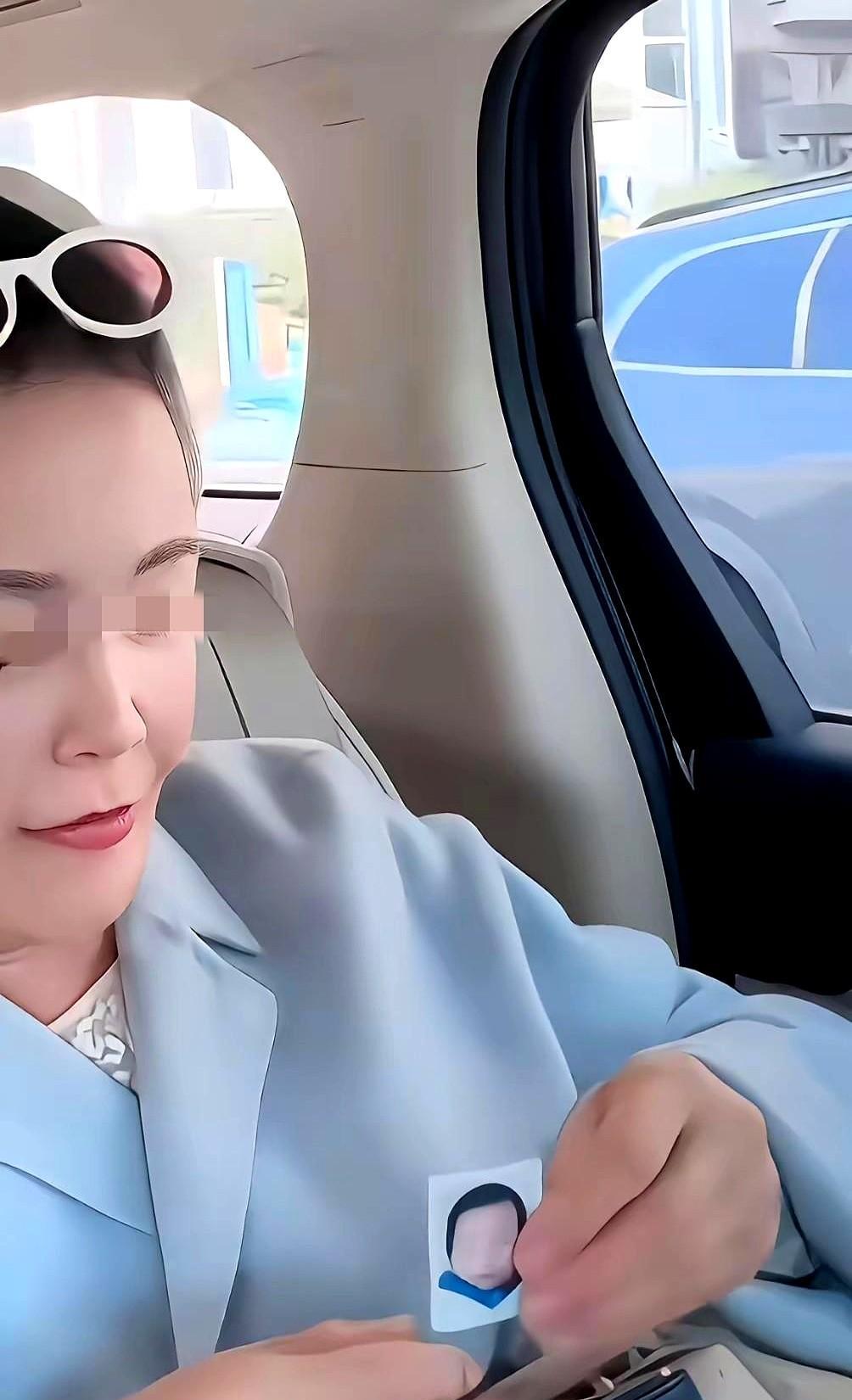 小S把姐姐的骨灰戴脖子上了。有人哭，有人骂，有人刷屏说“这叫爱”。张兰在直播