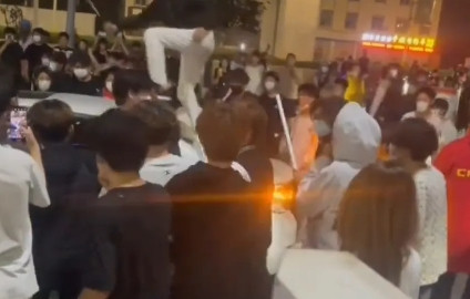 山东临沂砸车打人事件中的团伙行为是严重的违法犯罪行为，应受到法律的制裁和社会的谴