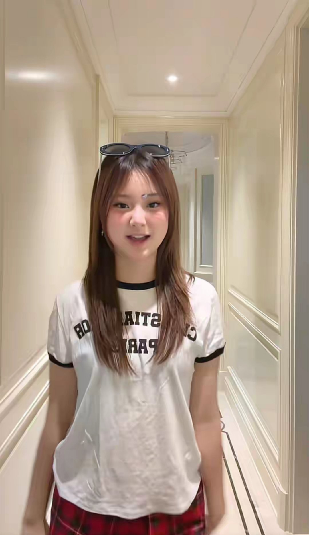 13岁甜馨在家跳手势舞：短袖+格纹裤，舒适又时髦，长得像贾乃亮