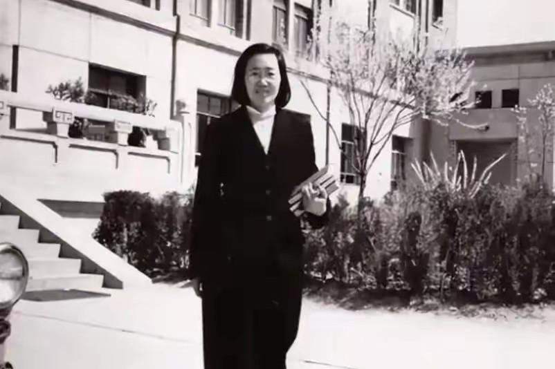 1960年，北大才女王承书狠心抛弃丈夫和孩子后不辞而别，从此音信全无，17年后，