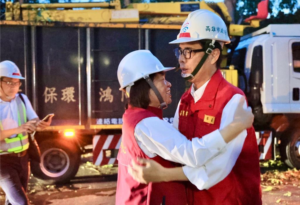高雄市长陈其迈在丹娜丝台风重创嘉义后，亲赴灾区慰劳支援的高雄同仁，还与嘉义市长黄