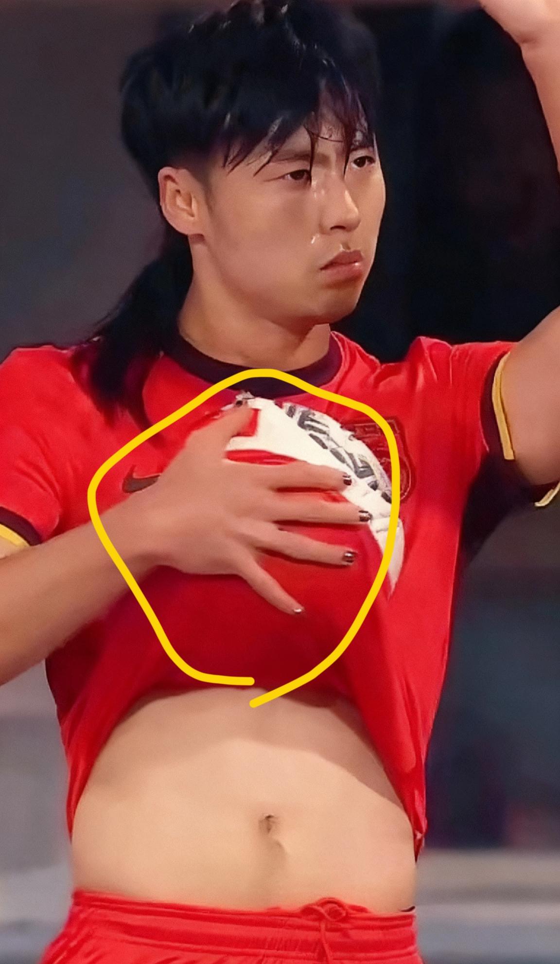 国足又冲上了热搜国足U22比赛中王世钦留长发、涂红色美甲的画面。结果球队在因防