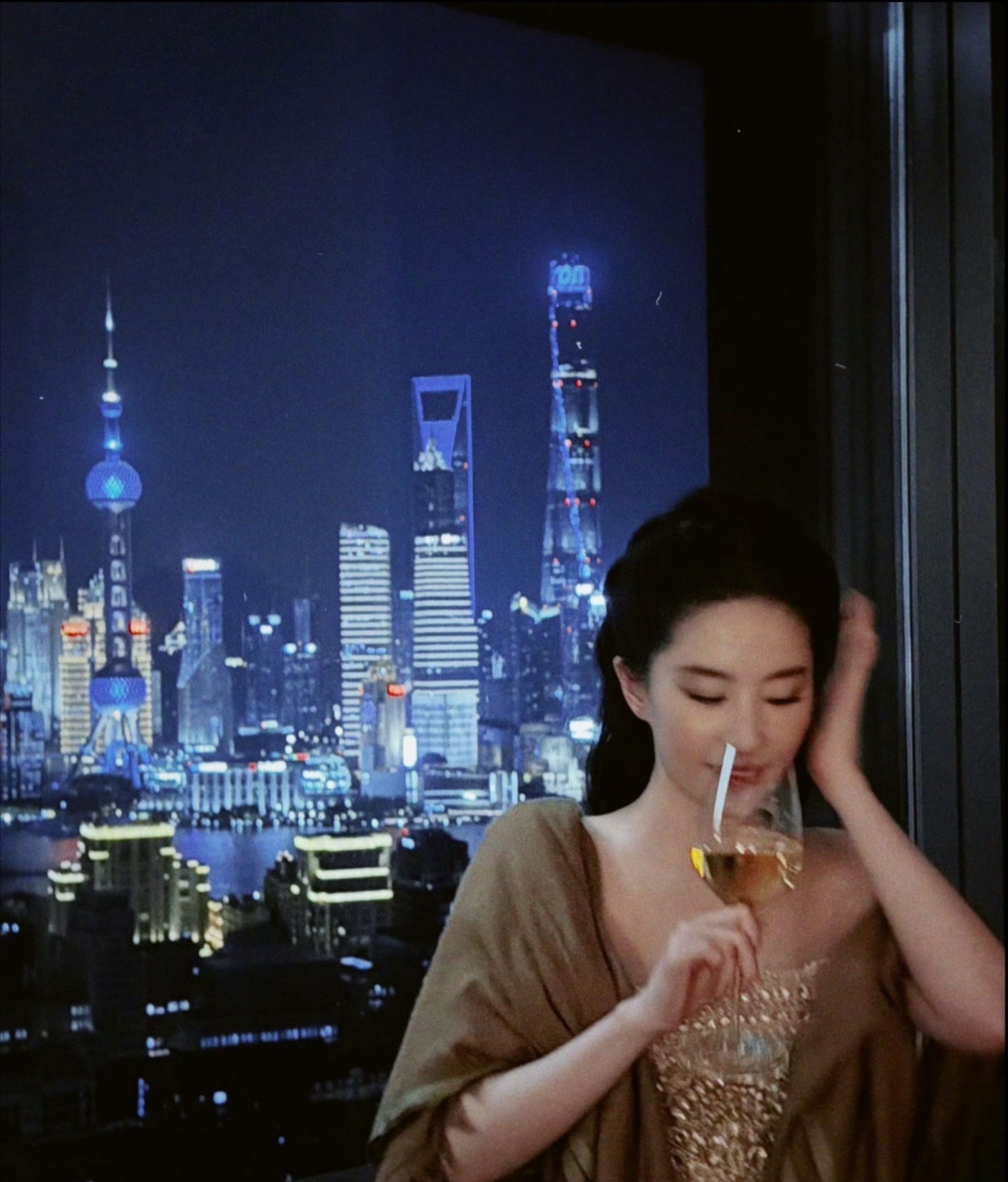 内娱的🍉1.唐艺昕现在就是贵妇生活，老公每个月给充足生活费，想怎么花都可以，她现在工作单纯是打发时