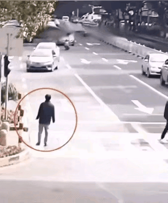 这个人应该判刑，恶意讹人、碰瓷，其实就是敲诈勒索。大马路上，车流如织，一个男子