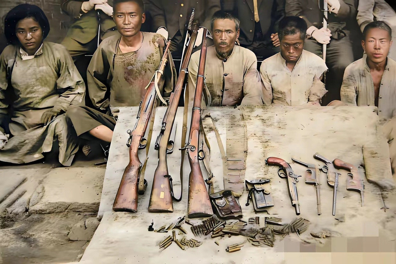 铭记历史1938年，五位东北抗日义勇军被日军抓获，拍照片后被残杀害。其中一名