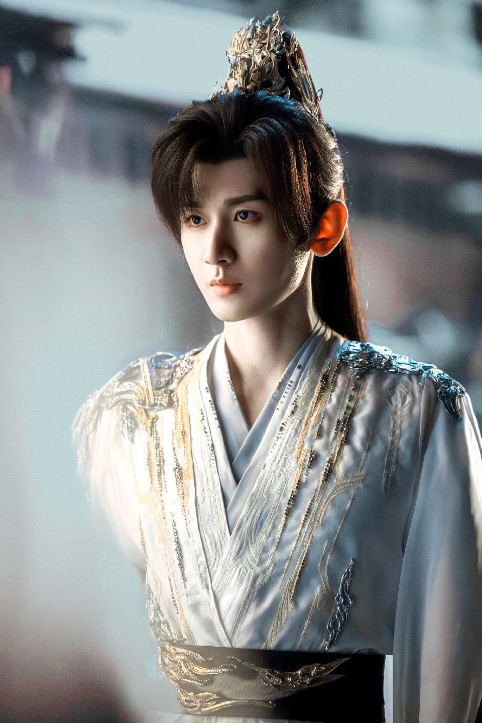 风骨藏于戏，温柔敛于眸他是戏里的执剑人，也是人间的清风客。成毅——一个把灵魂交给