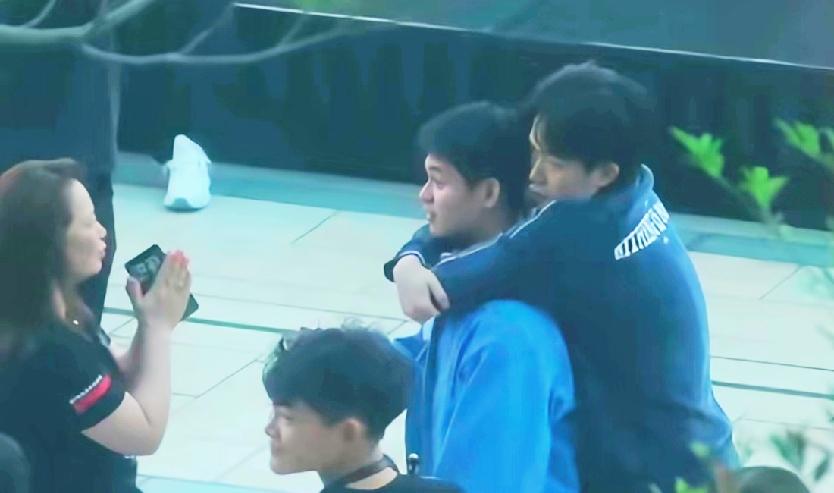 哈哈，差点被第一张图笑死。大头搂着小石头，结果周到看到赶紧说，祖宗们，求