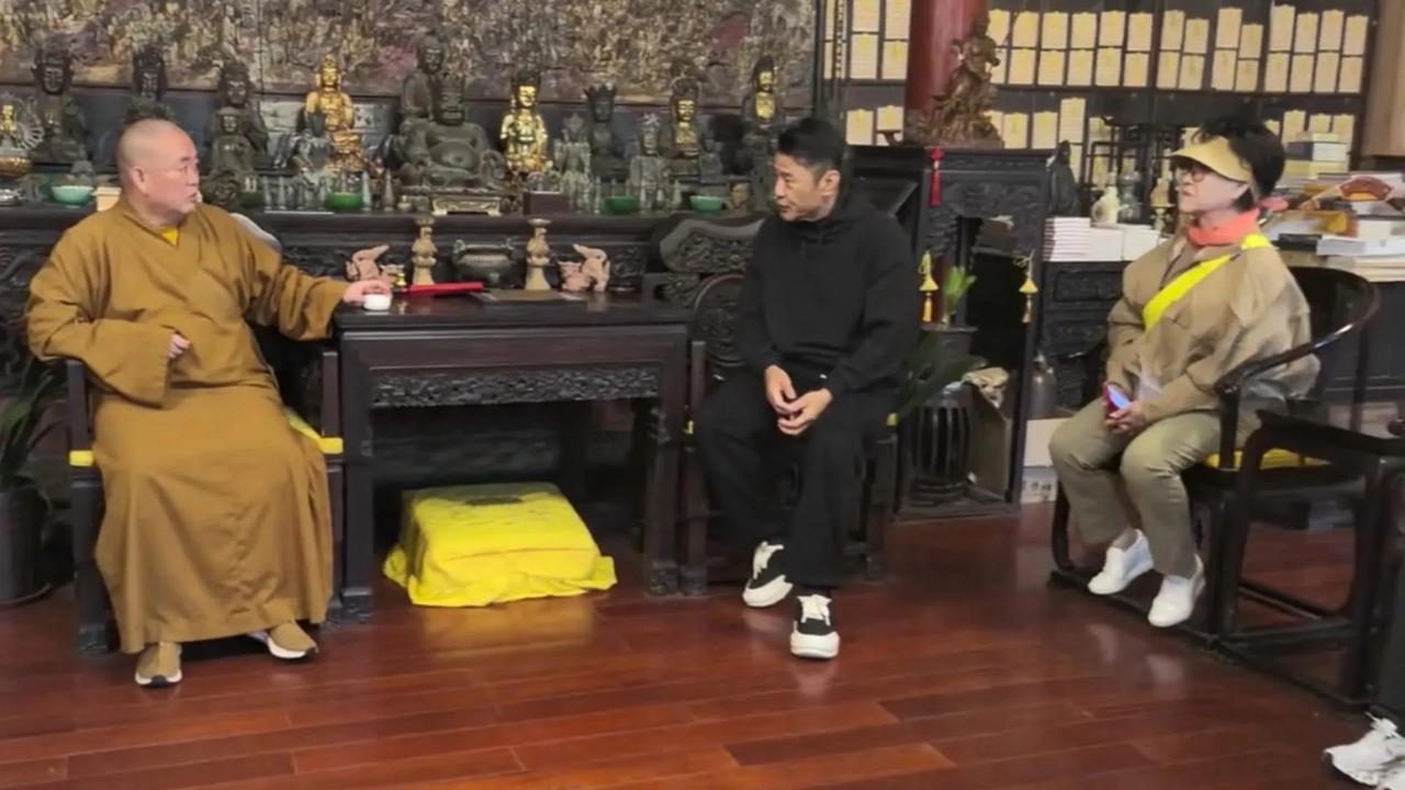 释永信被查，于荣光应该觉得很解气！于荣光曾携家人到少林寺拜访释永信，释永信端坐主