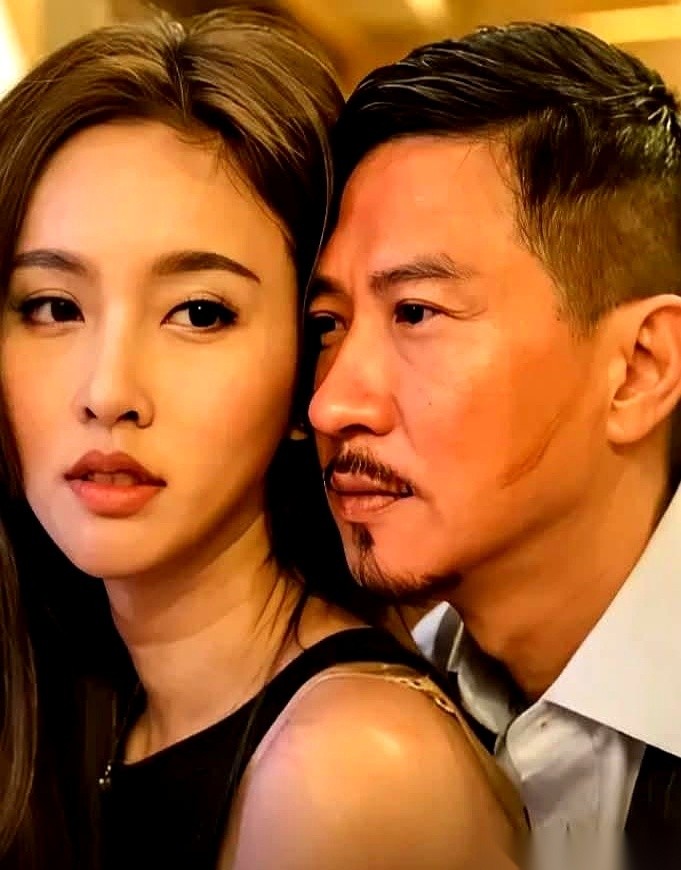导演跟张家辉说，给你安排了个泰国顶级美女拍吻戏。他高高兴兴地去了。拍完才知道，这位美女，以前也是个带