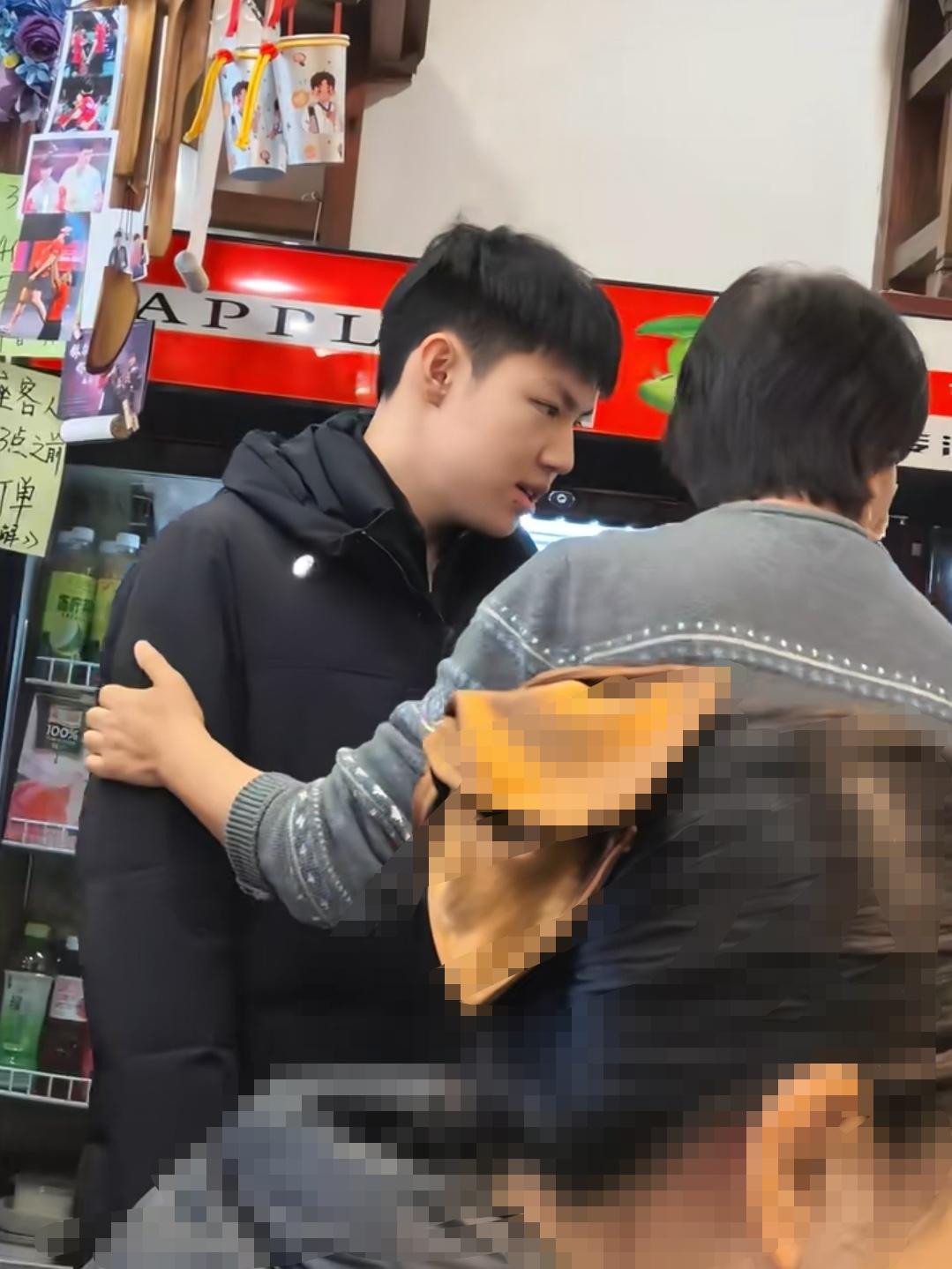 近日北京玉桥餐厅，山东魏桥俱乐部四火哥刘燚带着他的迷你版女儿和黄有政现身玉桥餐厅