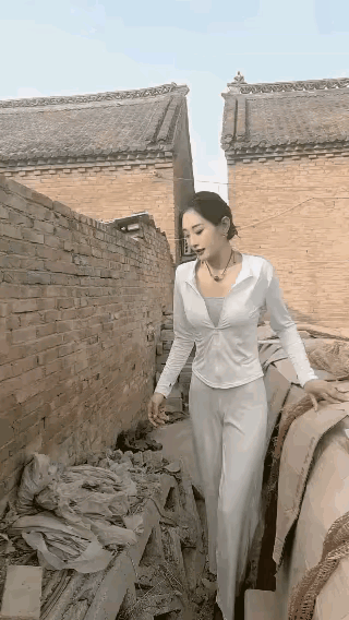 女子爬墙是高手，谁知目的为哪般？