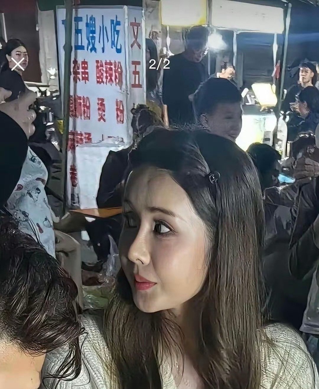 韦雪真人比直播里显老不少，镜头和现实差距挺大的。​