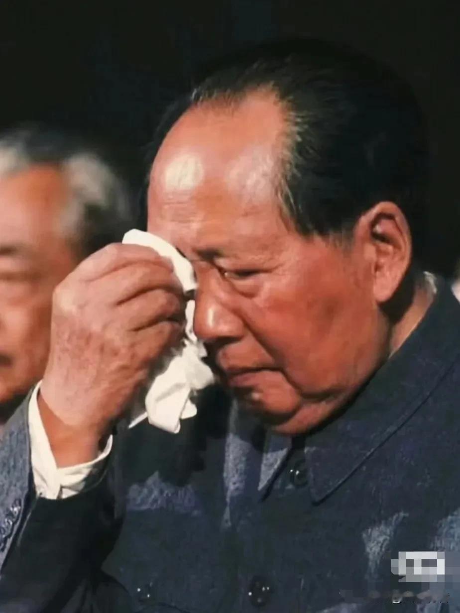 这张照片拍摄于哪一年？什么场合？毛主席是在用毛巾擦脸，还是在擦眼泪？从毛主席