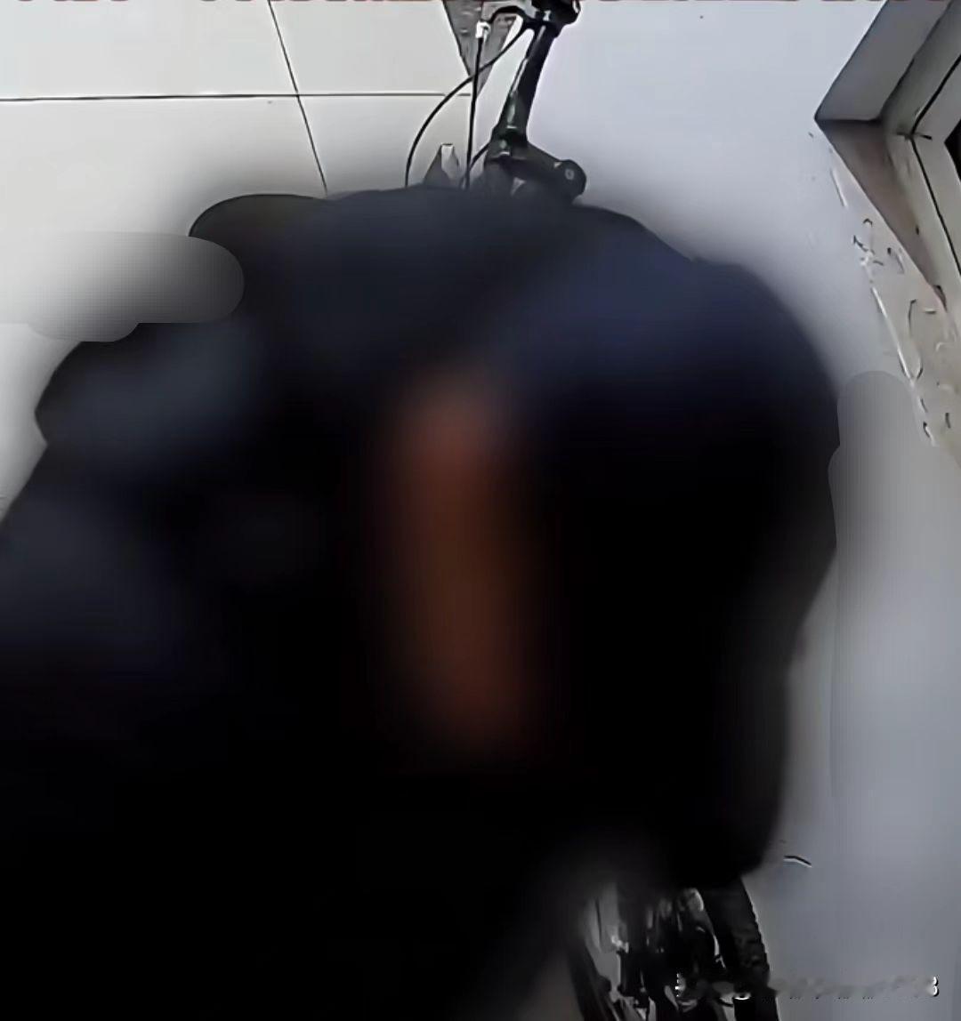 大家相信吗？这对父母要是没有及时回来，这个家就毁了，毕竟这个男的一看就不安