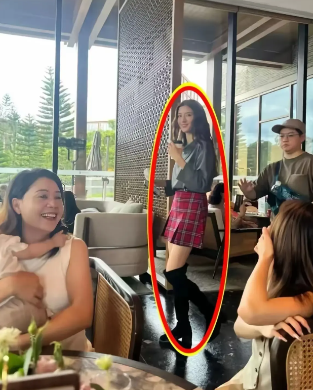 她咋长这样啊！！！这姐已经美到不知道天地是何物了