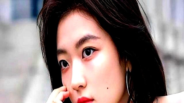 《早春晴朗》杀青那天，井柏然收拾行李头也不回地走人，孙千却像失了恋。戏拍完了，井柏然放话以后再也不碰