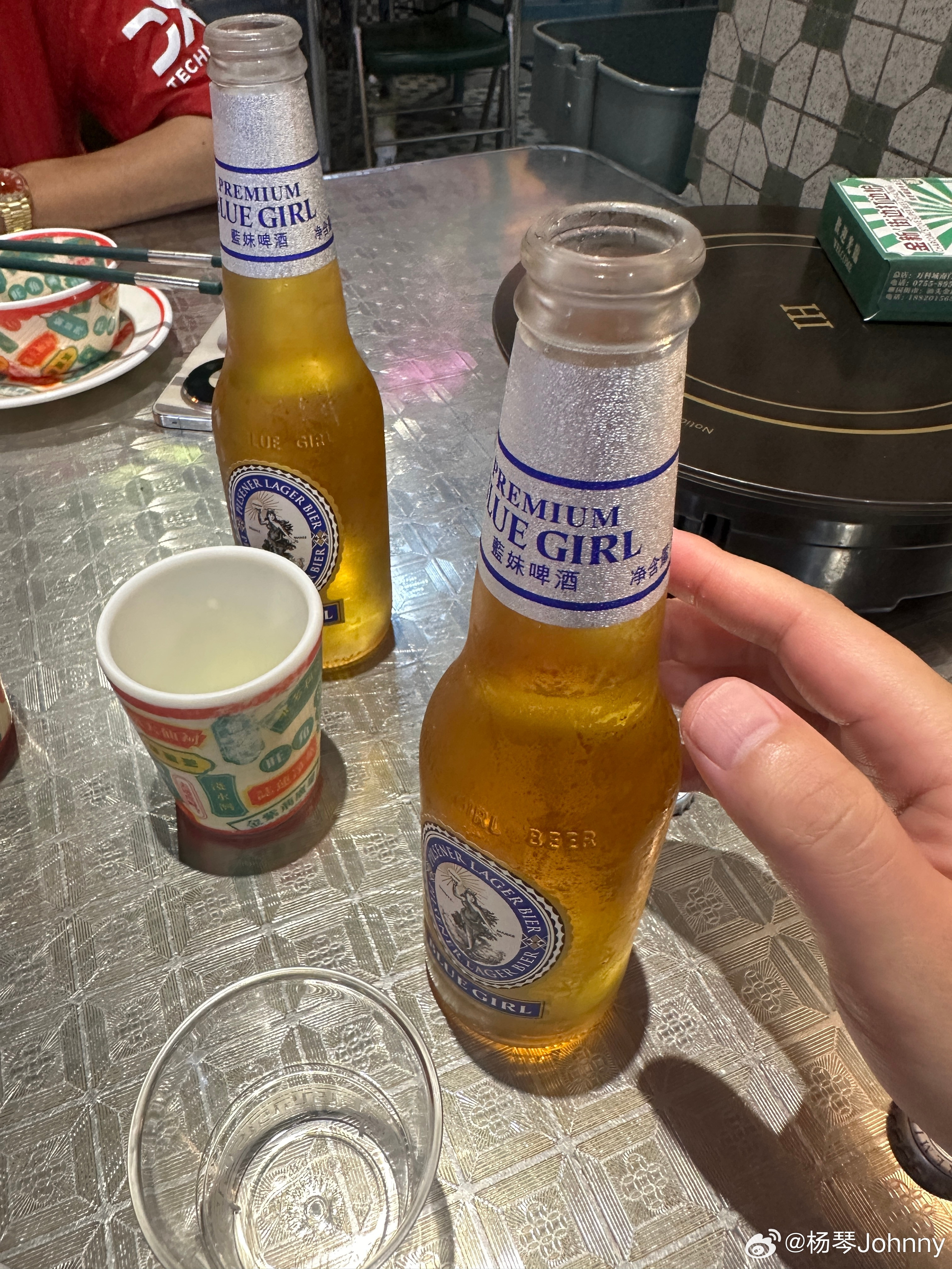 天气太热了，喝点冰水深圳