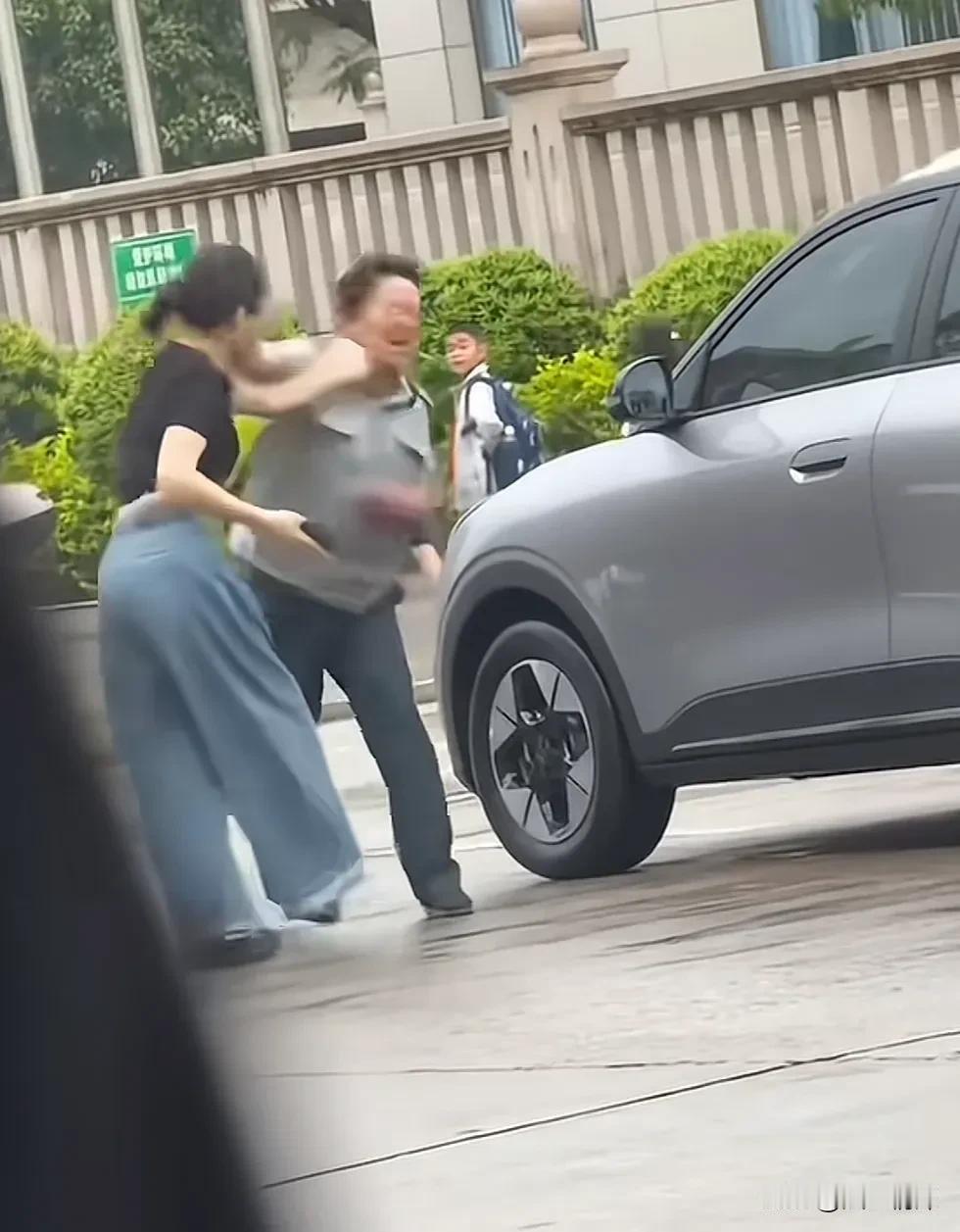 看了女司机踹保安一脚的视频，心情就像过山车。一开始看到女司机去踢男保安，感觉